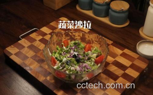 家庭厨房制作小番茄黄瓜沙拉过程
