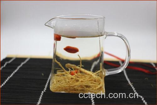 玻璃茶壶中正在冲泡的葛根淫羊藿水