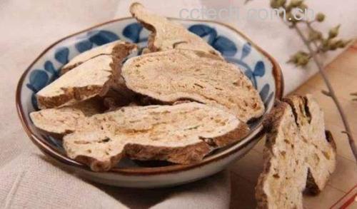 实验室检测人员正在进行生白术片有效成分分析