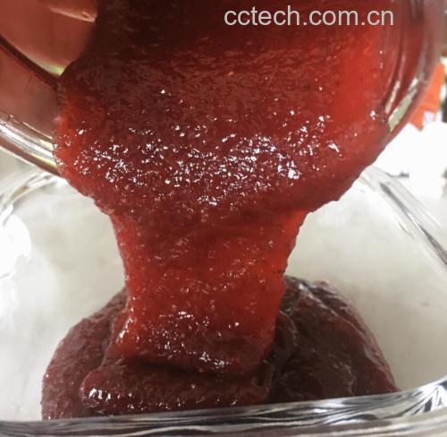 雪糕液倒入模具过程