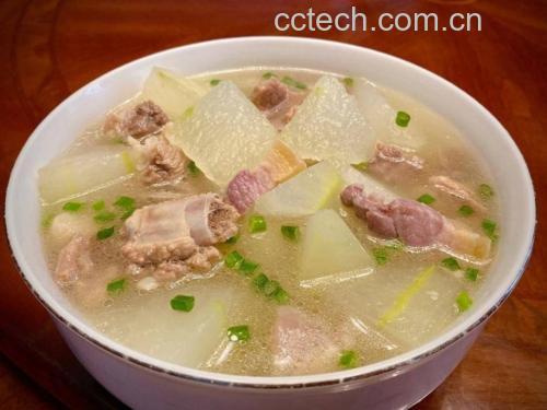 砂锅中正在炖煮的冬瓜青萝卜排骨汤，汤色清澈微白，食材清晰可见，热气腾腾
