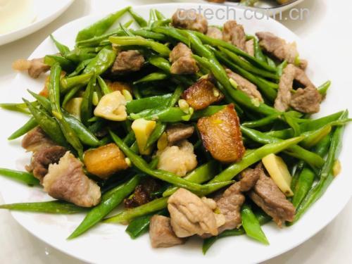 白不老豆角炖肉成品装盘