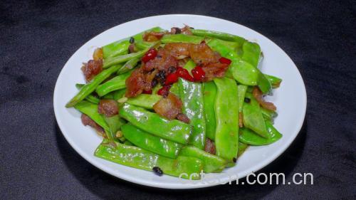 干扁豆与五花肉炖煮过程