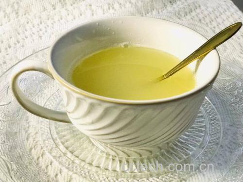 玻璃罐中盛放的粉色柚子茶成品