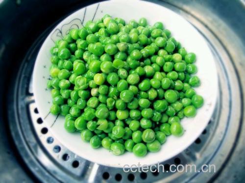 蒸芸豆拌酱汁后装盘点缀芝麻