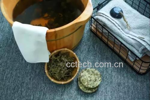 三七饮片与纱布药包放入浴桶过程