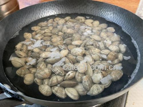 生蚝在沸水中煮熟的过程