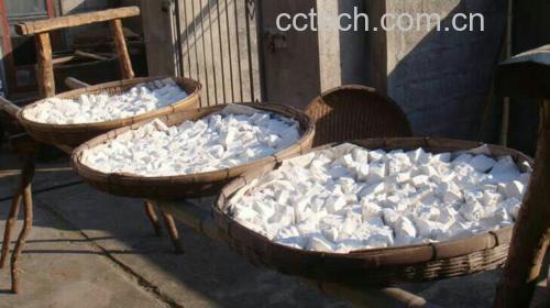 农家制作葛根粉的传统石磨工艺场景