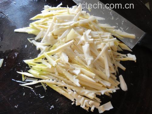 竹笋去壳过程特写