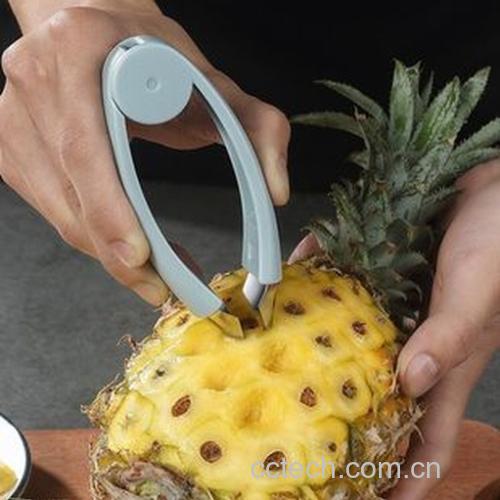 菠萝去皮与挖眼过程