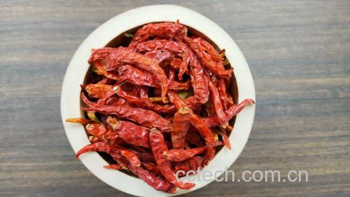 油炒干辣椒配饭图