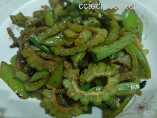 清炒苦瓜菠菜成品菜肴特写