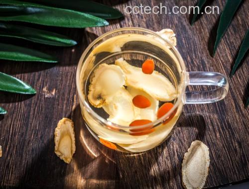 一位中年男性在办公室饮用保温杯中的玛卡人参茶