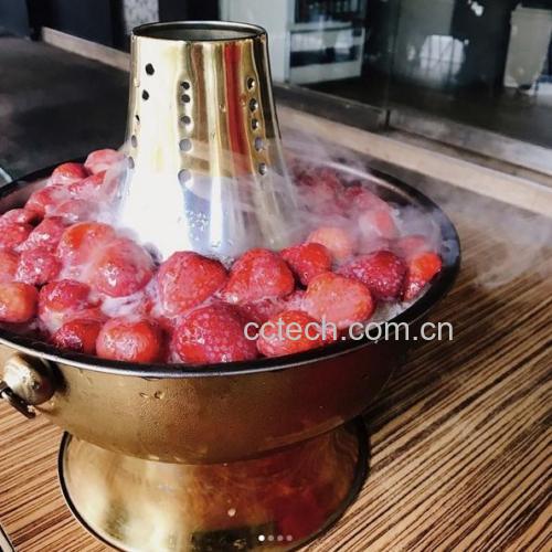 厨房中正在炖煮哈密瓜甜品的场景