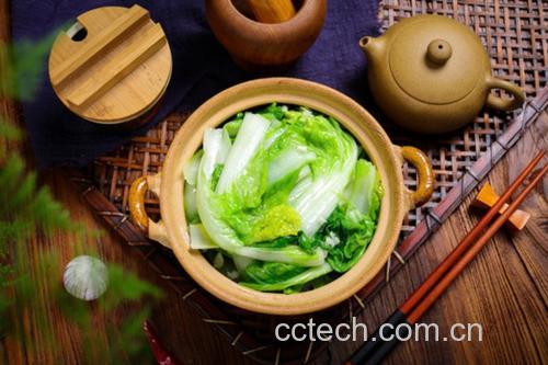 传统中式菜肴中的嫩茄子料理摆盘