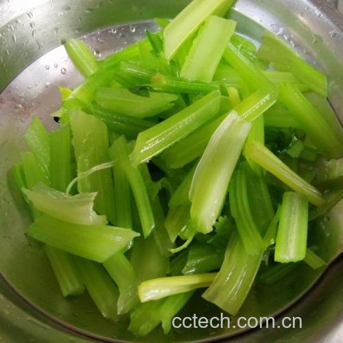 山芹与土豆的清洗与切丝过程
