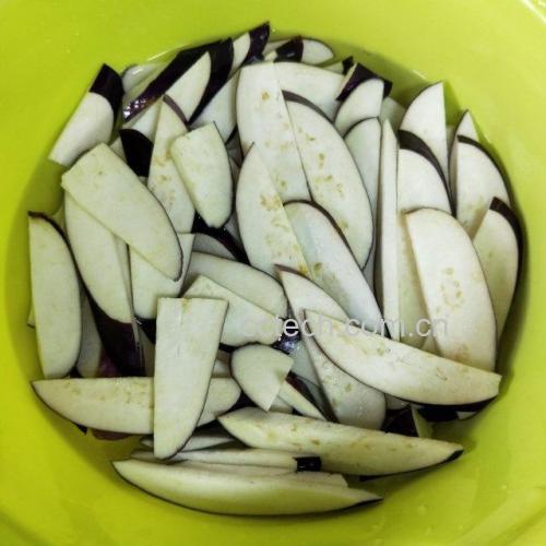 绿茄子清洗与切段处理