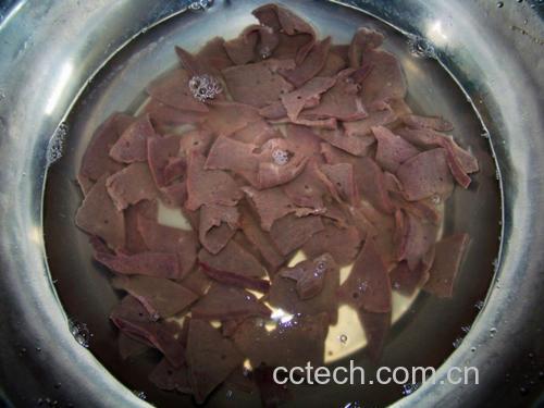 猪肝切片与清水浸泡过程