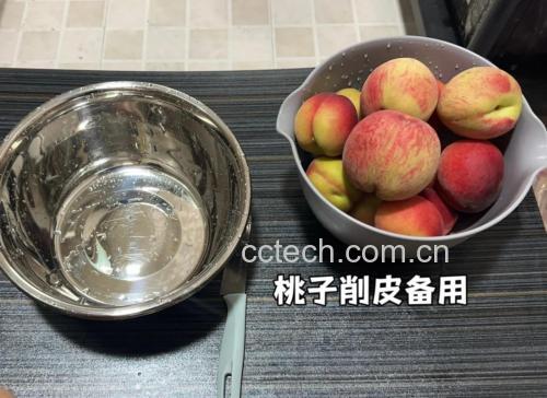 家庭厨房中正在清洗与切片冬桃的场景