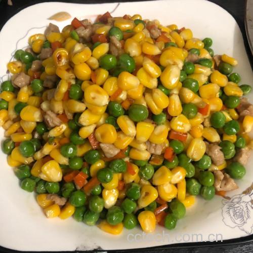 青豌豆玉米粒炒饭成品图
