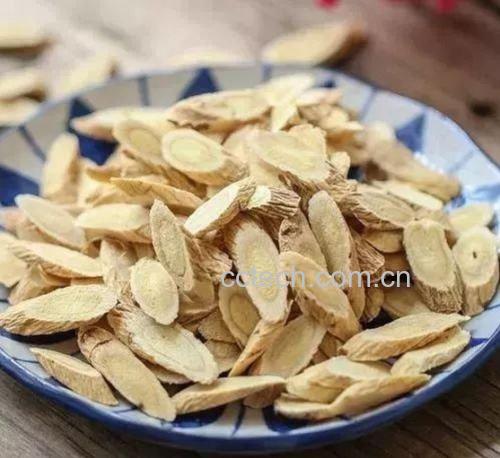 中药师正在称量黄芪片与干燥凌霄花进行配伍