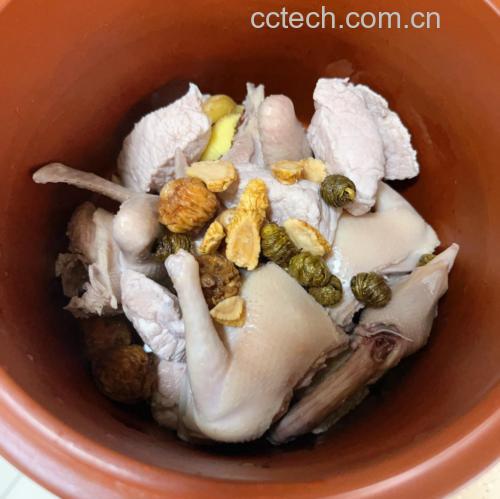 粉葛花胶煲鸡炖煮过程