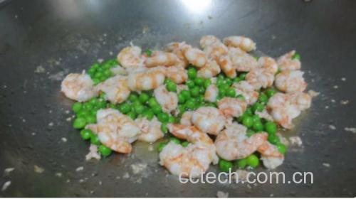 青豌豆玉米虾仁炒制过程