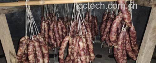 腊肠与土豆炒制前的食材准备