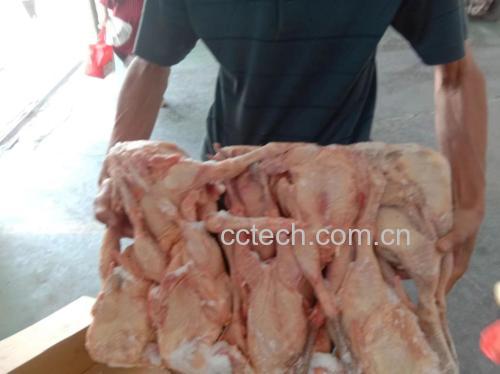 尿酸高人群在厨房准备健康餐食