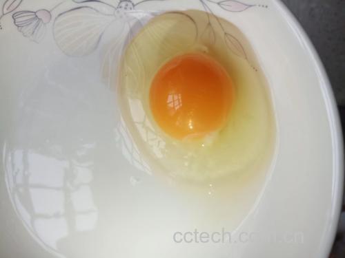 现代厨房中打开的鸡蛋特写