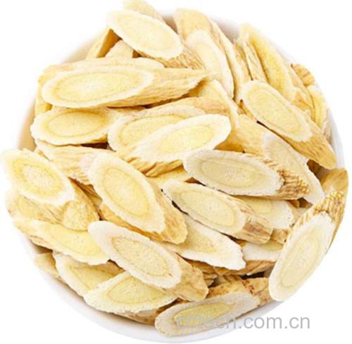 鹿鞭与药材一同炖煮