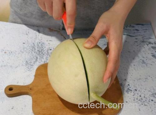 女性正在切玉菇甜瓜,准备制作水果沙拉