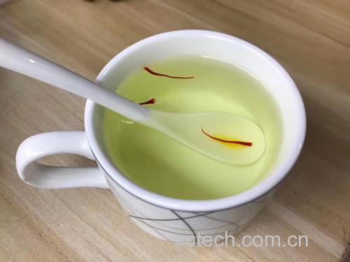 红甘蔗水在玻璃杯中