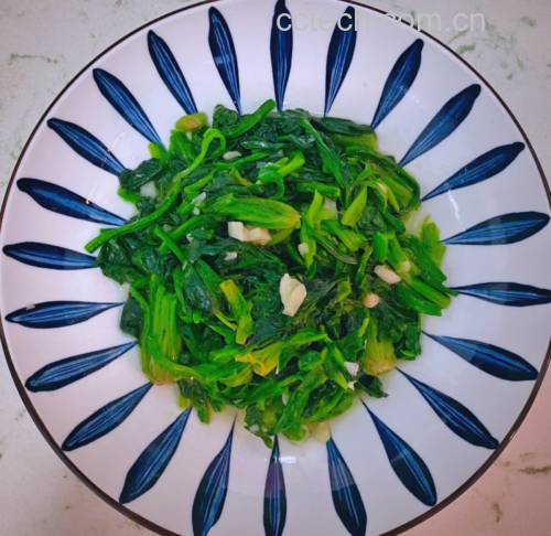 蒜蓉炒菠菜成品特写