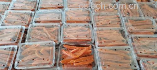 成品紫薯干装入密封罐中