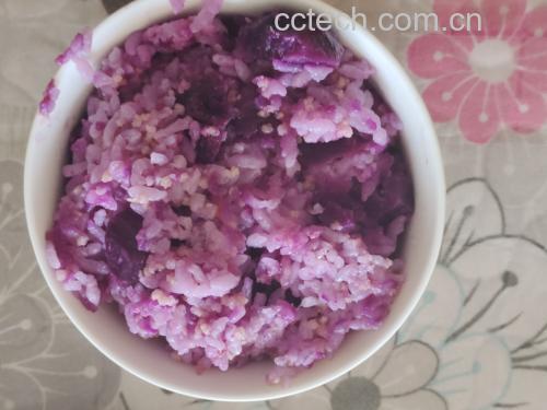 家庭厨房中紫薯制作成蒸紫薯与紫薯粥的餐桌摆拍