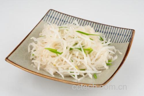 新鲜二青萝卜切丝拌菜特写