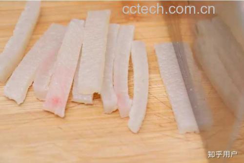 白萝卜切面呈现淡蓝色的特写照片