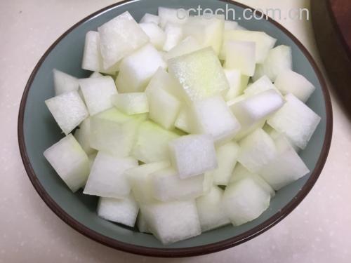 炝拌萝卜皮调味拌制