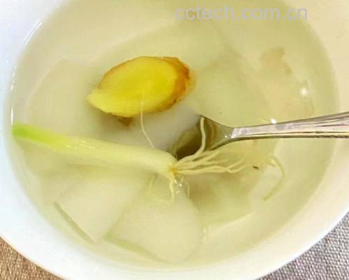 煮好的葱须白萝卜水倒入瓷杯中特写