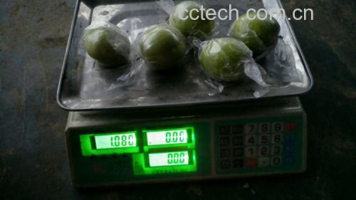 菠萝在称重秤上显示重量