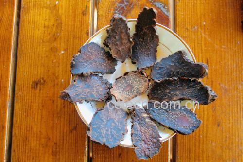 熟地黄与肉苁蓉药材对比图