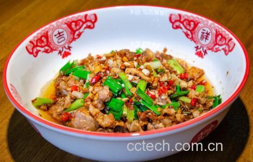 老姜炒肉出锅装盘