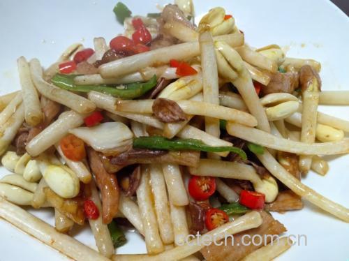 香椿油菜拌饭成品图
