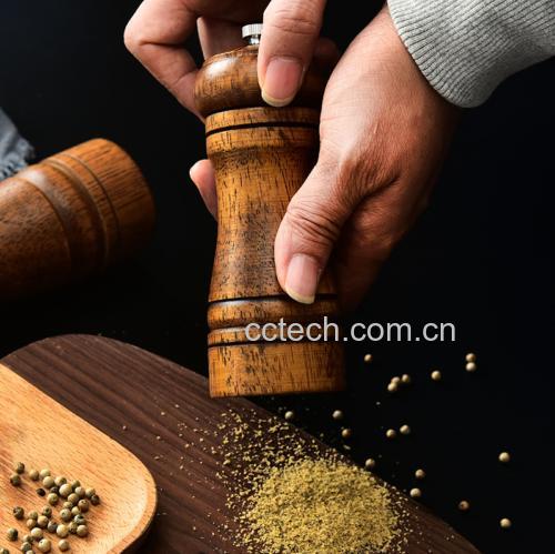 研磨黑胡椒瞬间特写