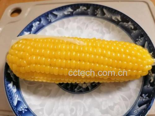 新鲜甜玉米粒剥取过程