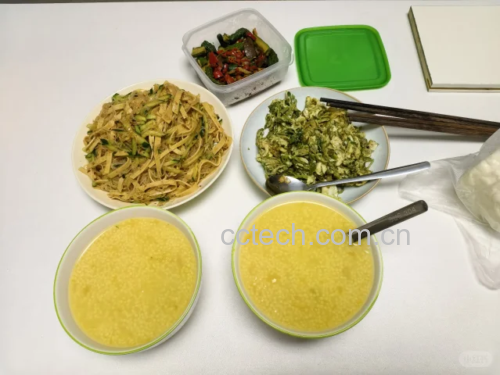 家庭餐桌上的五常长粒香米饭配菜组合