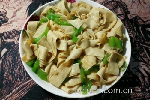 一盘装在青花瓷盘中的泡椒猪皮成品特写