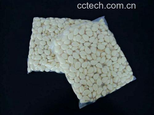 黑蒜与白皮蒜对比图