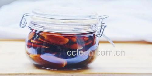 玻璃罐中浸泡中的白米醋泡蒜
